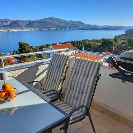 Leo * Trogir